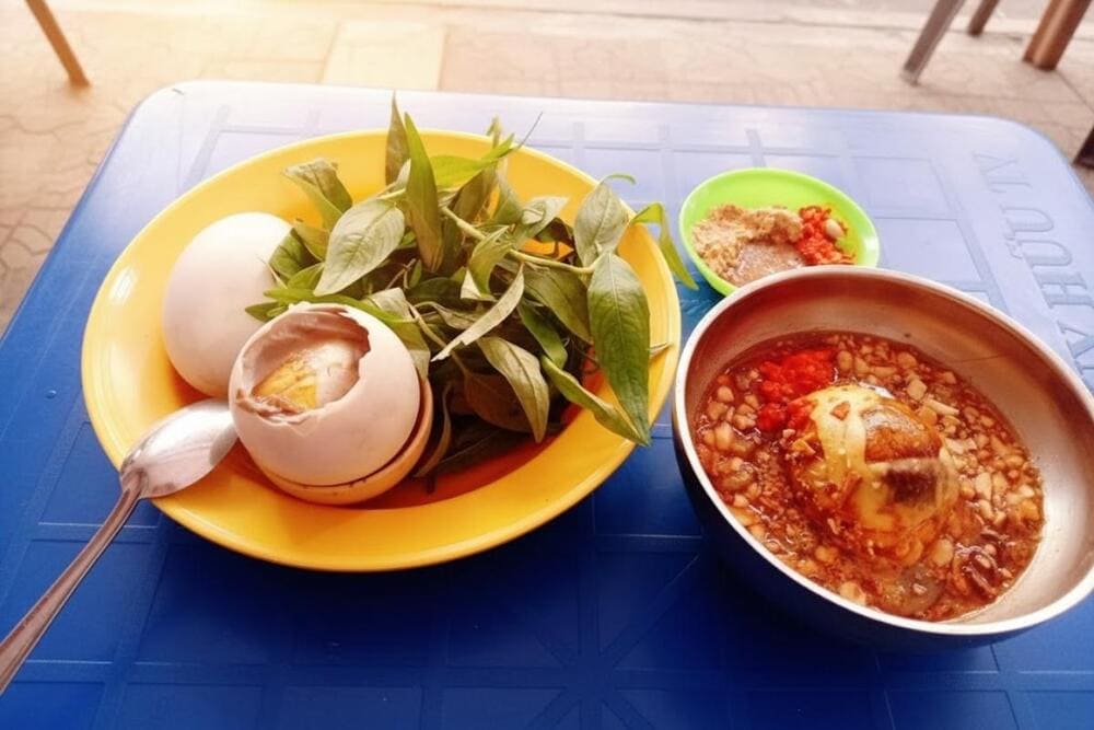 Phi&ecirc;n bản &ldquo;độc&rdquo; của trứng vịt lộn, hấp c&ugrave;ng nước dừa ngọt dịu, thơm b&eacute;o lạ miệng.